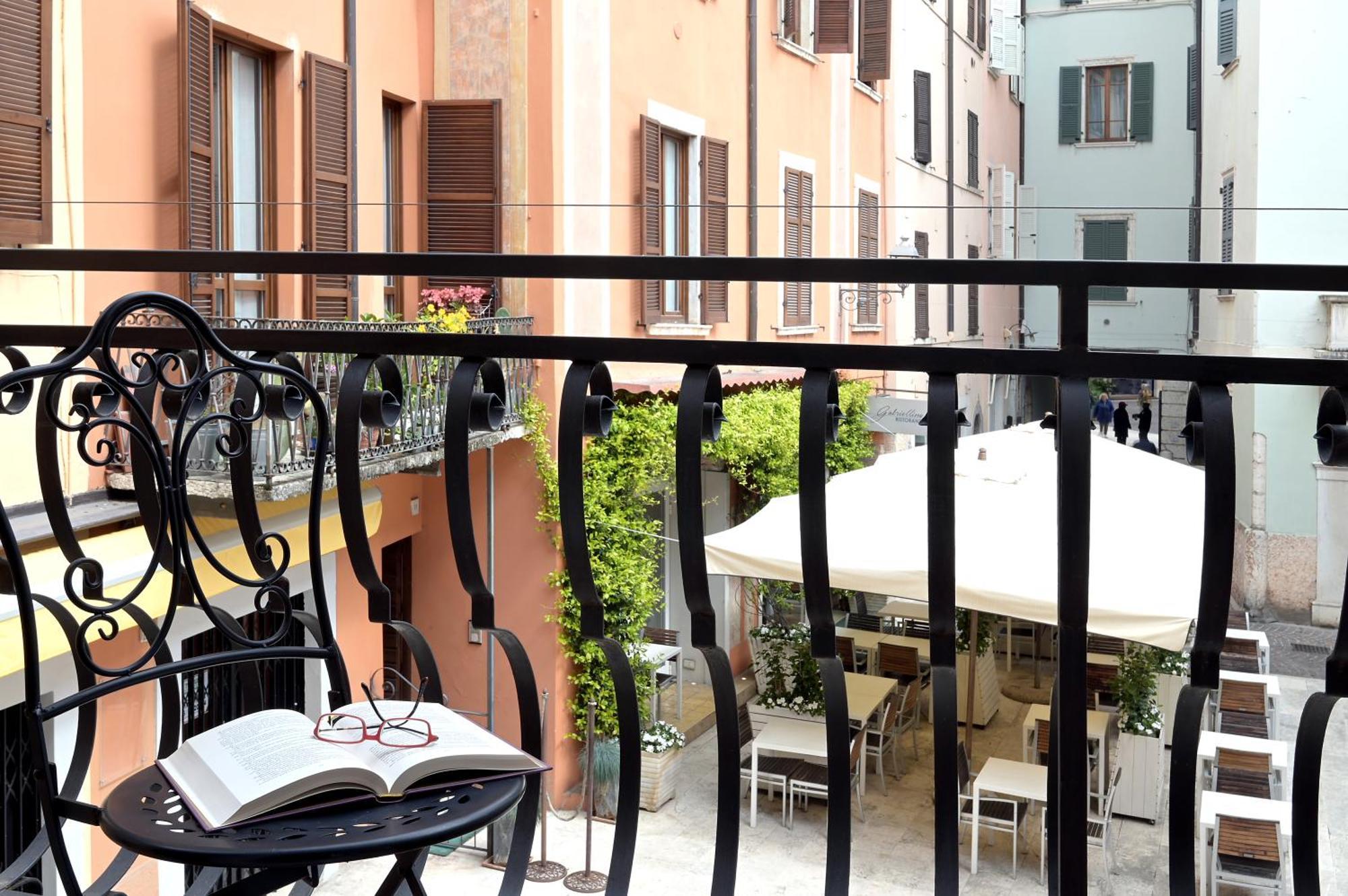 Cavour Apartments Saló Exterior foto