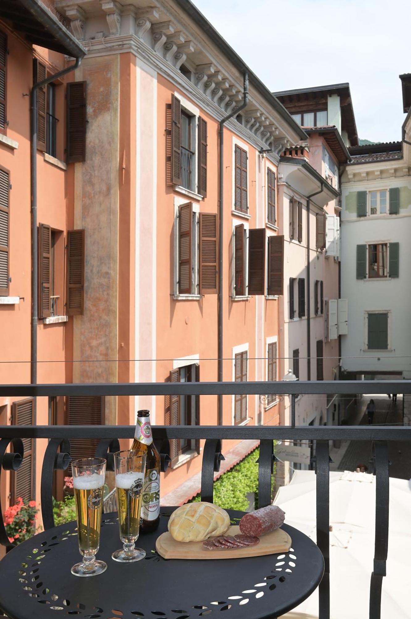 Cavour Apartments Saló Exterior foto